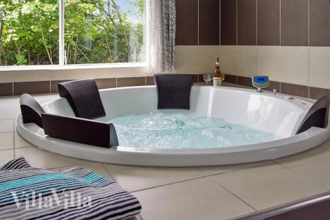 Genießen Sie den warmen Whirlpool im Luxusferienhaus Nr. 714 in Deutschland