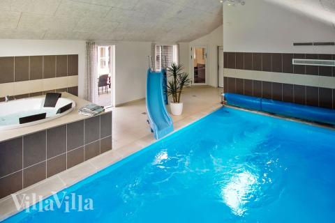 Das Ferienhaus 714 hat einen schicken Poolbereich mit Wasserrutsche, einem geräumigen, eingelassenen Whirlpool und einer Sauna.