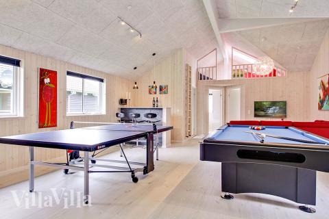 Das Luxusferienhaus 715 für 20 Personen hat einen großen Aktivitätsraum mit u. a. Billard und Darts