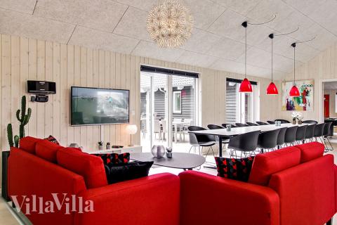 Der große, lichtdurchflutete Aufenthaltsraum im Luxusferienhaus Nr. 715 für 20.