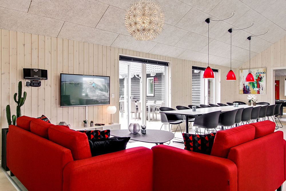 Der große, lichtdurchflutete Aufenthaltsraum im Luxusferienhaus Nr. 715 für 20.