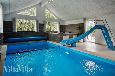 Das Ferienhaus 715 hat einen schicken Poolbereich mit Wasserrutsche, einem geräumigen, eingelassenen Whirlpool und einer Sauna.