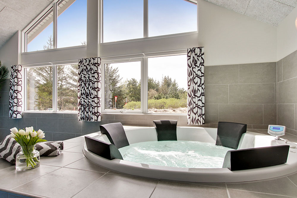 Genießen Sie den warmen Whirlpool im Luxusferienhaus Nr. 399 in Westjütland