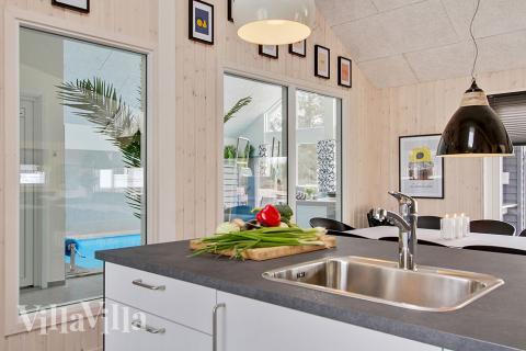 Gut ausgestattete Küche im Luxusferienhaus Nr. 399 in Westjütland.