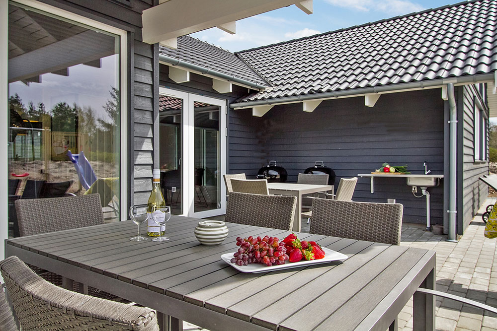 Genießen Sie einen Grillabend auf der Terrasse des Luxusferienhauses Nr. 399 in Westjütland