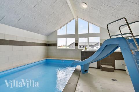 Das Ferienhaus 388 hat einen schicken Poolbereich mit Wasserrutsche, einem geräumigen, eingelassenen Whirlpool und einer Sauna.