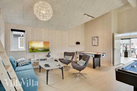 Das Luxusferienhaus 388 für 16 Personen hat einen großen Aktivitätsraum mit u. a. Billard und Darts