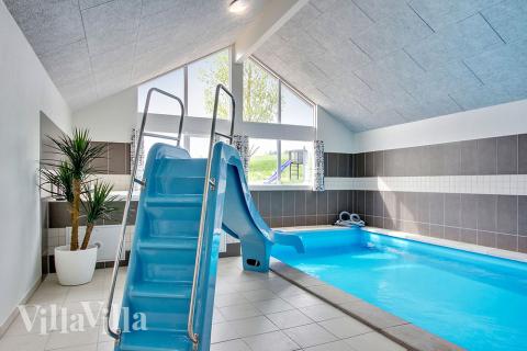 Das Ferienhaus 397 hat einen schicken Poolbereich mit Wasserrutsche, einem geräumigen, eingelassenen Whirlpool und einer Sauna.