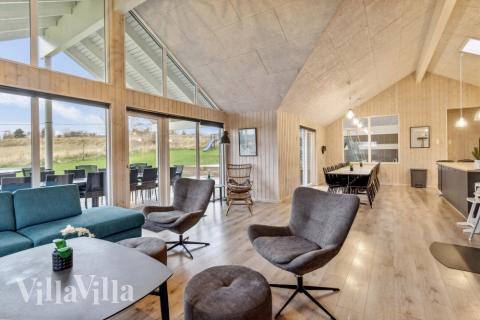 Die Couch im Luxusferienhaus Nr. 397 in Nordseeland lädt zu Gesellschaftsspielen oder zu Kinoabenden ein.