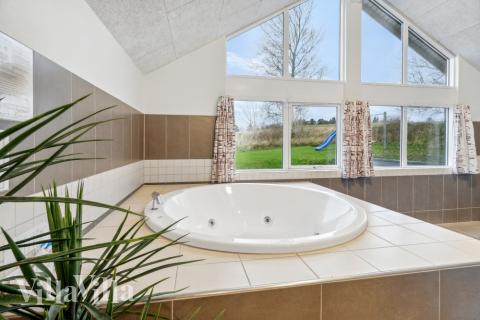 Genießen Sie den warmen Whirlpool im Luxusferienhaus Nr. 397 in Nordseeland