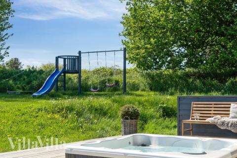 Zu dem attraktiven Ferienhaus Nr. 397 in Nordseeland gehört auch ein tolles Angebot im Außenbereich, z. B. Spieleturm und Schaukeln