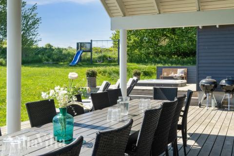 Große Terrasse am Luxusferienhaus Nr. 397 in Nordseeland.