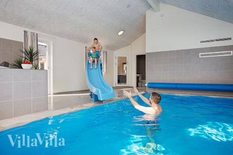 Das Ferienhaus 398 hat einen schicken Poolbereich mit Wasserrutsche, einem geräumigen, eingelassenen Whirlpool und einer Sauna.