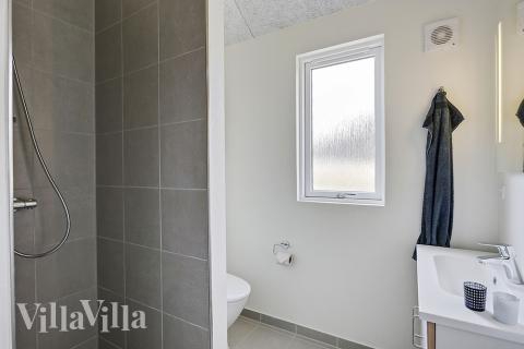 Eines der Badezimmer im Luxusferienhaus Nr. 398