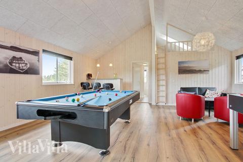 Neben den vielen schönen Stunden, die man im Poolbereich des Hauses verbringen kann, bietet das Luxusferienhaus 390 auch Spielevergnügen bei Billard/Tischtennis und Darts