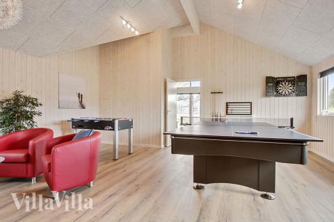 Das Luxusferienhaus 390 für 18 Personen hat einen großen Aktivitätsraum mit u. a. Billard und Darts
