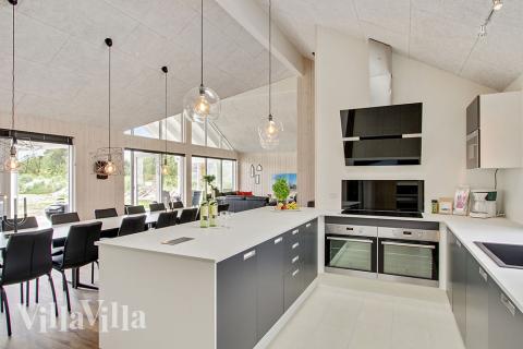 Die Küche in dem Luxusferienhaus Nr. 390 ist so gut ausgestattet, dass man problemlos Mahlzeiten für 18 Personen zubereiten kann.