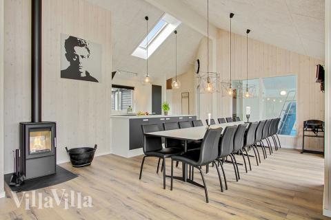 Der große, lichtdurchflutete Aufenthaltsraum im Luxusferienhaus Nr. 390 für 18.