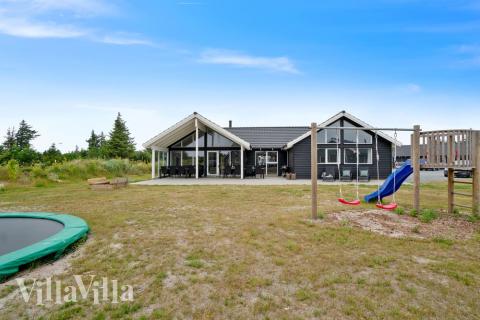 Dieses schöne Poolhaus Nr. 390 mit Platz für 18 Personen liegt in Westjütland