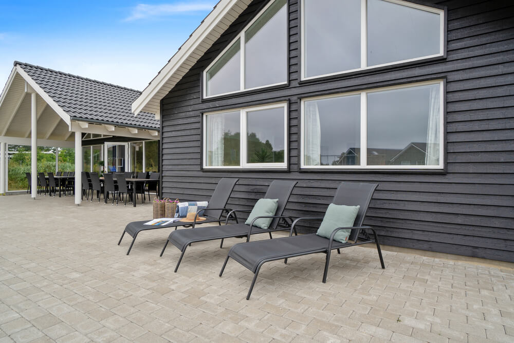 Auf der Terrasse des Ferienhauses Nr. 390 ist Platz für 18 Personen.