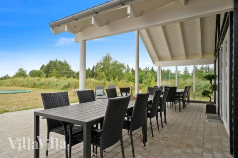 Genießen Sie einen Grillabend auf der Terrasse des Luxusferienhauses Nr. 390 in Westjütland