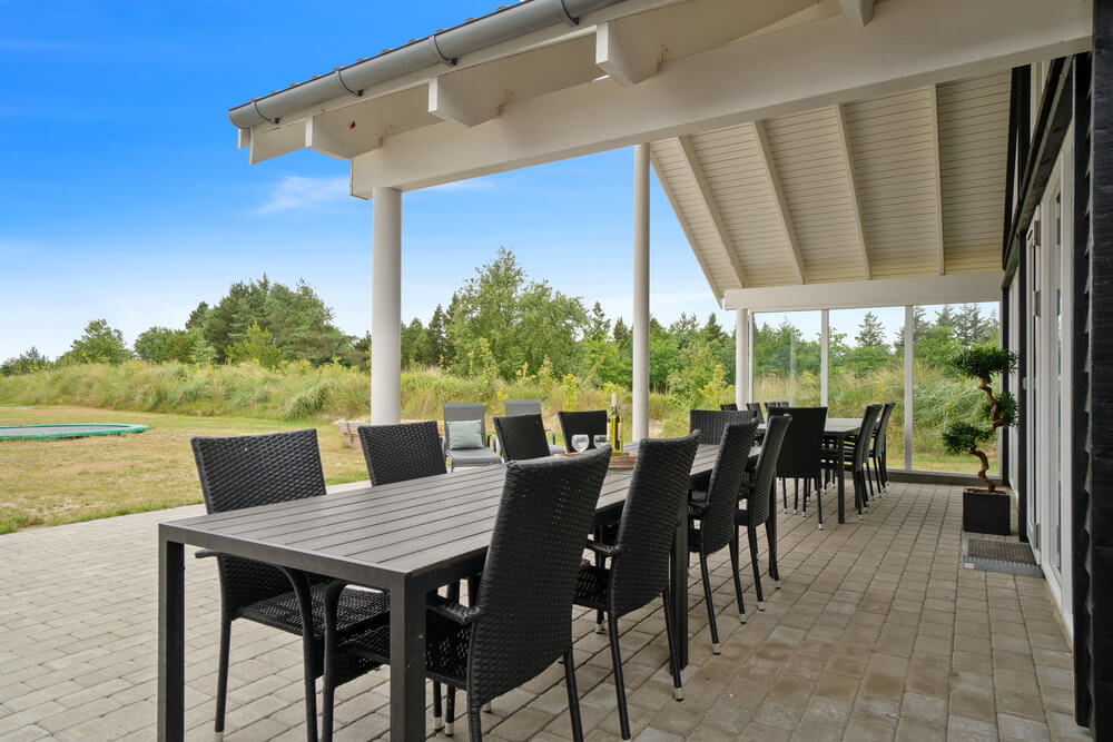 Genießen Sie einen Grillabend auf der Terrasse des Luxusferienhauses Nr. 390 in Westjütland