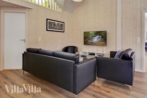 Der große, lichtdurchflutete Aufenthaltsraum im Luxusferienhaus Nr. 707 für 20.