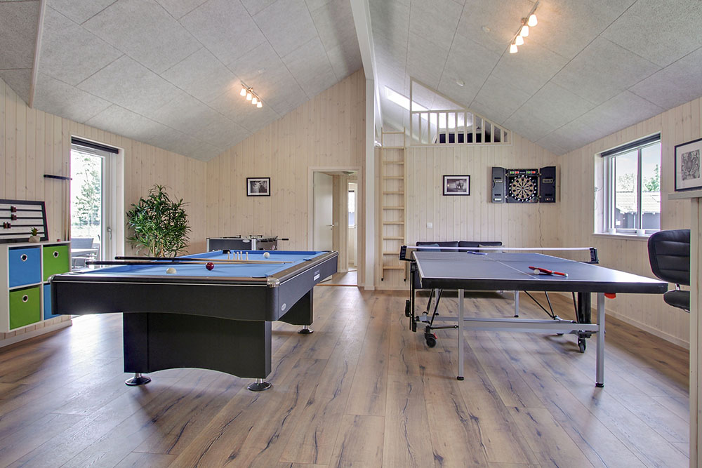 Das Luxusferienhaus 707 für 20 Personen hat einen großen Aktivitätsraum mit u. a. Billard und Darts