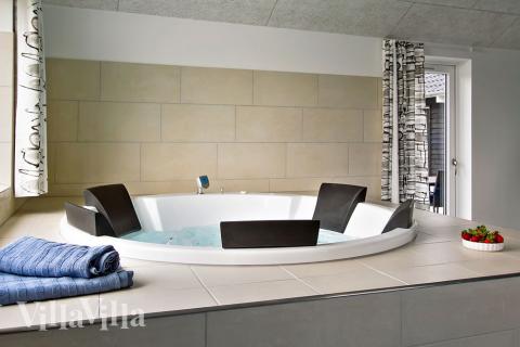 Genießen Sie den warmen Whirlpool im Luxusferienhaus Nr. 707 in Deutschland