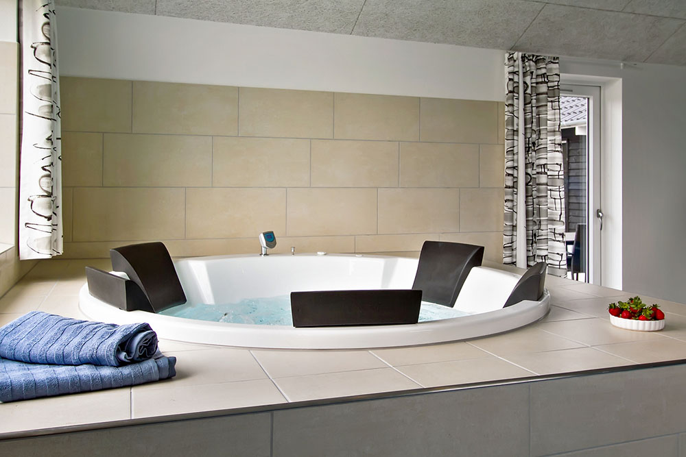 Genießen Sie den warmen Whirlpool im Luxusferienhaus Nr. 707 in Deutschland