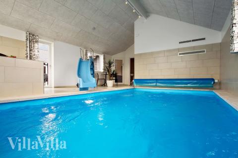 Das Ferienhaus 707 hat einen schicken Poolbereich mit Wasserrutsche, einem geräumigen, eingelassenen Whirlpool und einer Sauna.