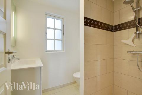 Eines der Badezimmer im Luxusferienhaus Nr. 400