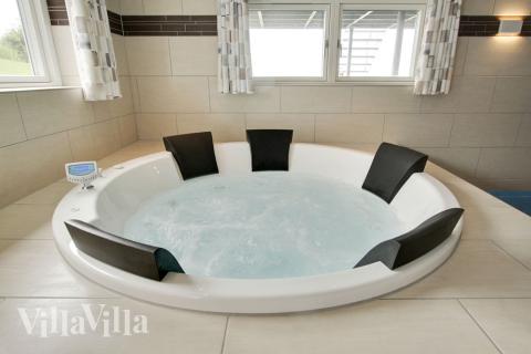 Genießen Sie den warmen Whirlpool im Luxusferienhaus Nr. 400 in Ostjütland