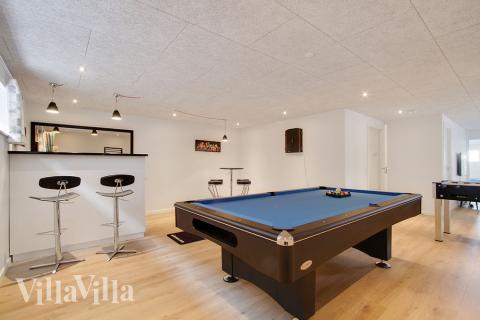 Neben den vielen schönen Stunden, die man im Poolbereich des Hauses verbringen kann, bietet das Luxusferienhaus 400 auch Spielevergnügen bei Billard/Tischtennis und Darts