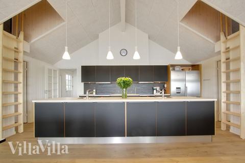 Die Küche in dem Luxusferienhaus Nr. 400 ist so gut ausgestattet, dass man problemlos Mahlzeiten für 24 Personen zubereiten kann.