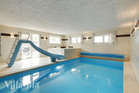 Das Ferienhaus 400 hat einen schicken Poolbereich mit Wasserrutsche, einem geräumigen, eingelassenen Whirlpool und einer Sauna.