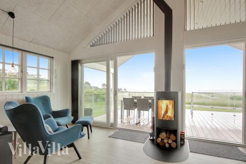 Der große, lichtdurchflutete Aufenthaltsraum im Luxusferienhaus Nr. 400 für 24.