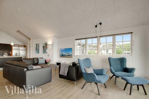 Der Aufenthaltsraum bietet Platz für 24 Personen, wenn ihr das Ferienhaus 400 in Ostjütland besucht.