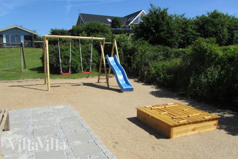 Zu dem attraktiven Ferienhaus Nr. 400 in Ostjütland gehört auch ein tolles Angebot im Außenbereich, z. B. Spieleturm und Schaukeln