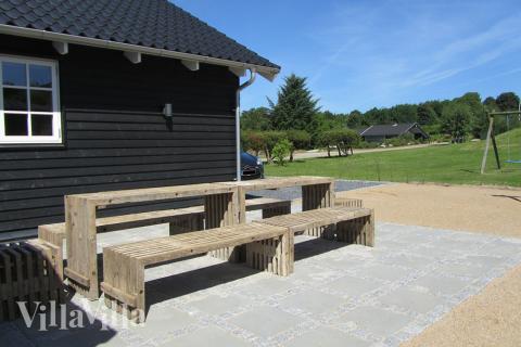 Auf der Terrasse des Ferienhauses Nr. 400 ist Platz für 24 Personen.