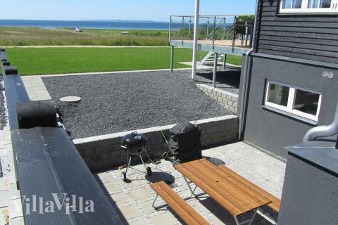 Genießen Sie einen Grillabend auf der Terrasse des Luxusferienhauses Nr. 400 in Ostjütland