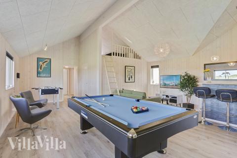 Neben den vielen schönen Stunden, die man im Poolbereich des Hauses verbringen kann, bietet das Luxusferienhaus 405 auch Spielevergnügen bei Billard/Tischtennis und Darts