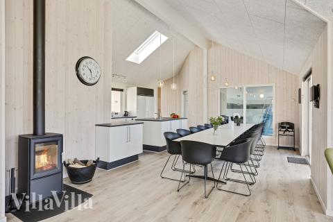 Der große, lichtdurchflutete Aufenthaltsraum im Luxusferienhaus Nr. 405 für 18.