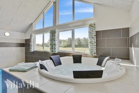 Genießen Sie den warmen Whirlpool im Luxusferienhaus Nr. 405 in Limfjord