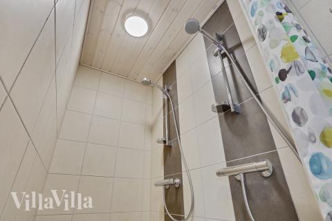 Eines der Badezimmer im Luxusferienhaus Nr. 405