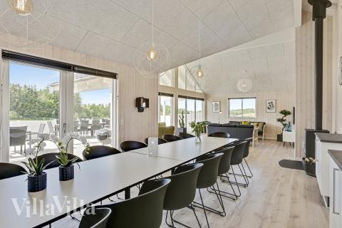 Aufenthaltsraum mit Platz für 18 im Luxusferienhaus Nr. 405.