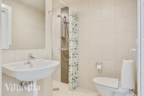 Im Luxusferienhaus Nr. 405 für 18 Personen gibt es Bad mit Dusche.