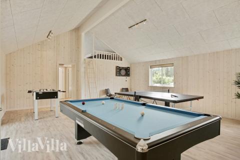 Das Luxusferienhaus 406 für 24 Personen hat einen großen Aktivitätsraum mit u. a. Billard und Darts