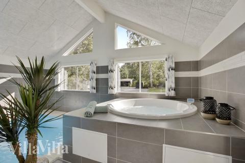 Genießen Sie den warmen Whirlpool im Luxusferienhaus Nr. 406 in Nordseeland