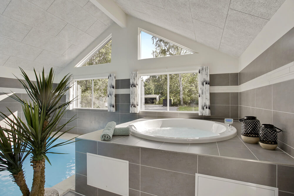 Genießen Sie den warmen Whirlpool im Luxusferienhaus Nr. 406 in Nordseeland